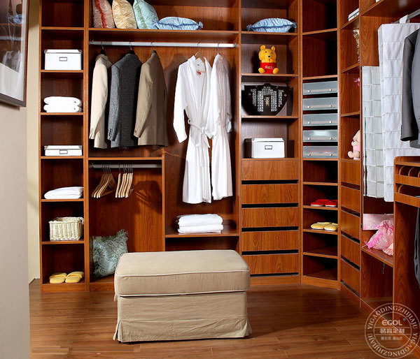 什么是步入式衣柜？家庭步入式衣柜應如何挑選？