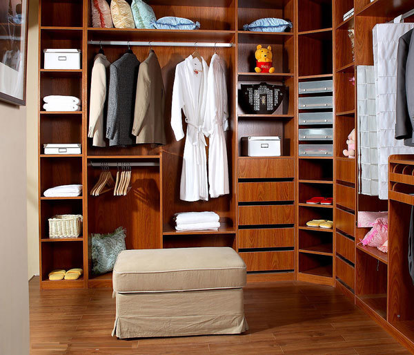  什么是步入式衣柜？家庭步入式衣柜應(yīng)如何挑選？