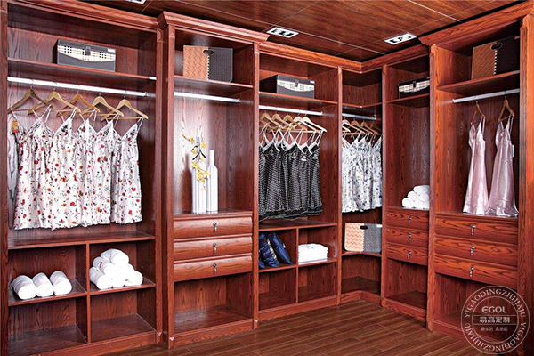 如何挑選一個(gè)真正的實(shí)木衣柜？