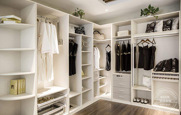 定制整體衣柜有哪些優(yōu)缺點