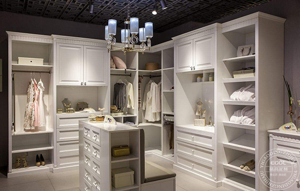 定制整體衣柜有哪些優(yōu)缺點