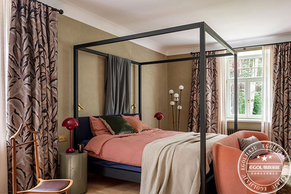 全屋定制家具哪些設(shè)計(jì)不可?。恳赘呒揖臃治? /></p>
<p><o:p></o:p></p>
<p>二、小短腿的家具不可以選<o:p></o:p></p>
<p>帶一點(diǎn)腿的家具很好看，可用許多設(shè)計(jì)風(fēng)格的家居裝修，可是一點(diǎn)點(diǎn)腿的家具，每一次打掃的情況下，都需要虔心對(duì)他跪下，累積灰塵，打掃起來(lái)一點(diǎn)也不便捷；要想帶腿的家具最少要間距路面十公分朝上，滲透性好，便捷智能掃地機(jī)的出入，整潔沒(méi)留灰塵。</p>
<p><img src=