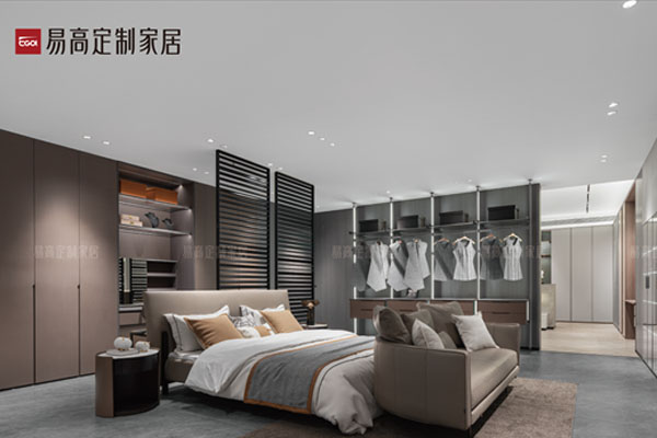  跨行能加盟全屋定制家具嗎？之前沒經(jīng)驗?zāi)茏鰡幔? /></div>
<div>&nbsp; &nbsp; &nbsp;其次是相關(guān)內(nèi)容的培訓(xùn)，新手加盟商沒有專業(yè)的設(shè)計、銷售知識，團(tuán)隊人員組建時間不長，如何配合也是個問題，針對這一問題，全屋定制加盟品牌一般會提供全方位的培訓(xùn)，比如設(shè)計、安裝、銷售、管理等各個方面，幫助加盟商順利度過新手期。<img src=